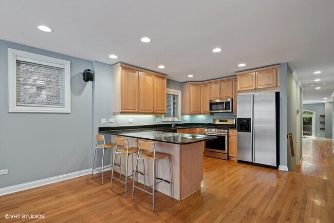 Foto del edificio - 3633 N Wilton Ave