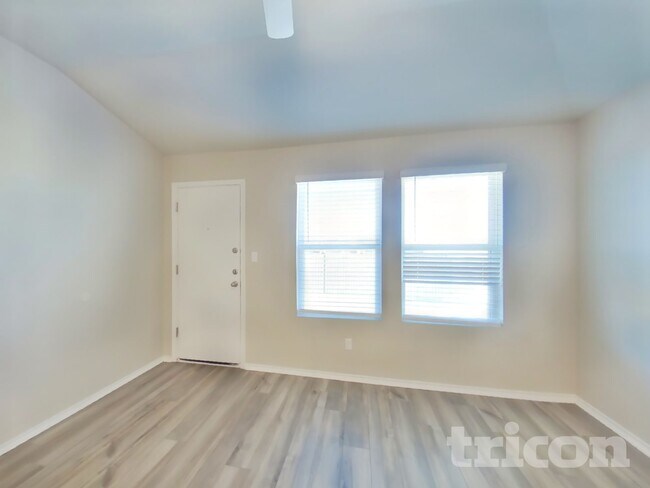 Foto del edificio - 5104 Saddle Clb Dr