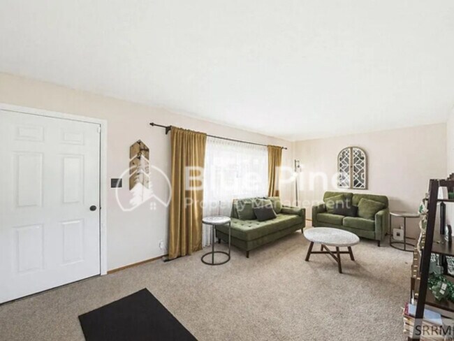 Building Photo - 407 Valley Dr