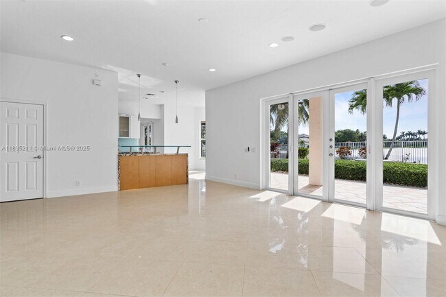 Building Photo - 926 Marina Dr