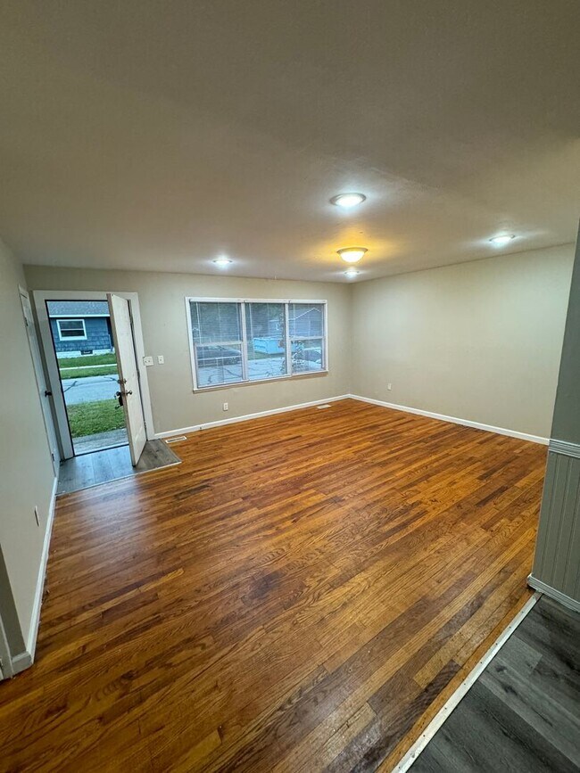Building Photo - 3 Bedrooms, 1.5 Bath Home in South Bend IN...