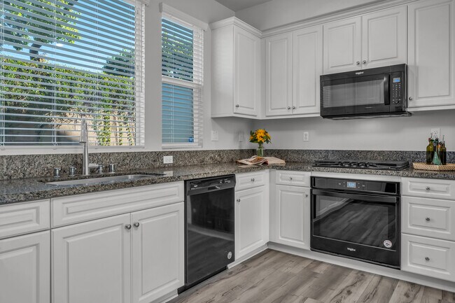 Gourmet Kitchen with SS appliances - 16 Manzanita Ln