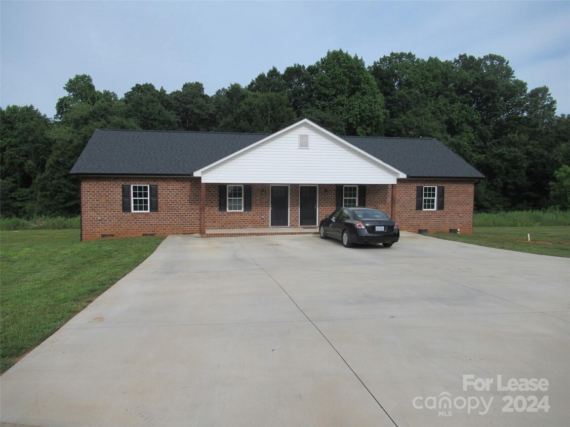 177 GlenGar Dr, Lincolnton, NC 28092 Condo for Rent in Lincolnton