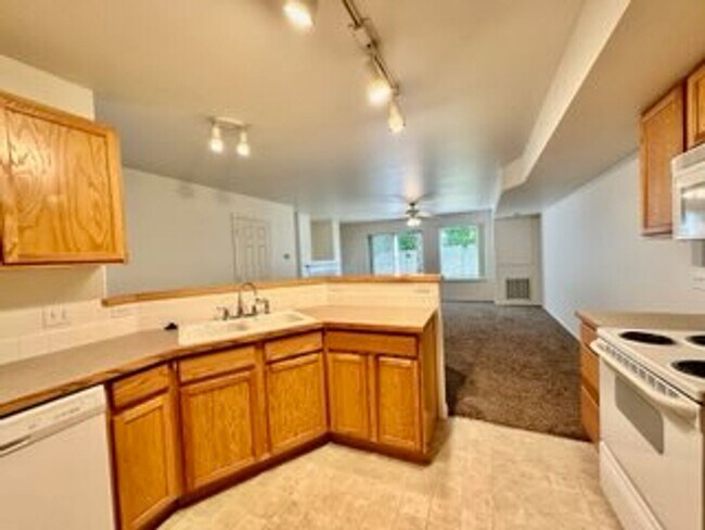 Building Photo - 382-388 E Leadora Ln