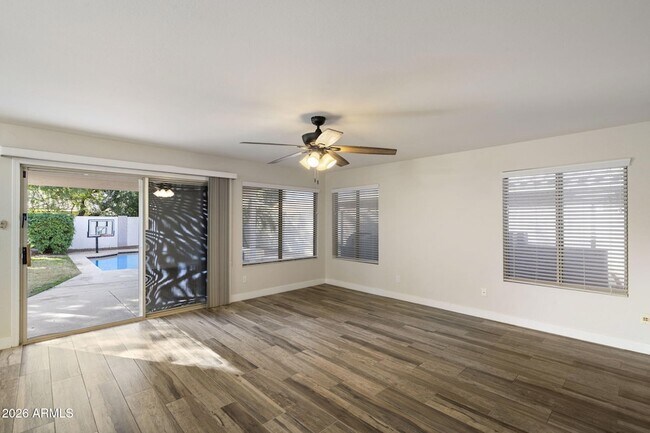 Foto del edificio - 1883 W Falcon Dr