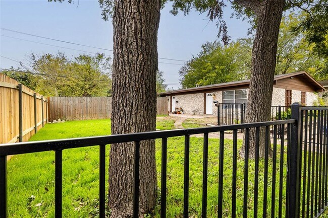 Foto del edificio - 1411 Braes Ridge Dr