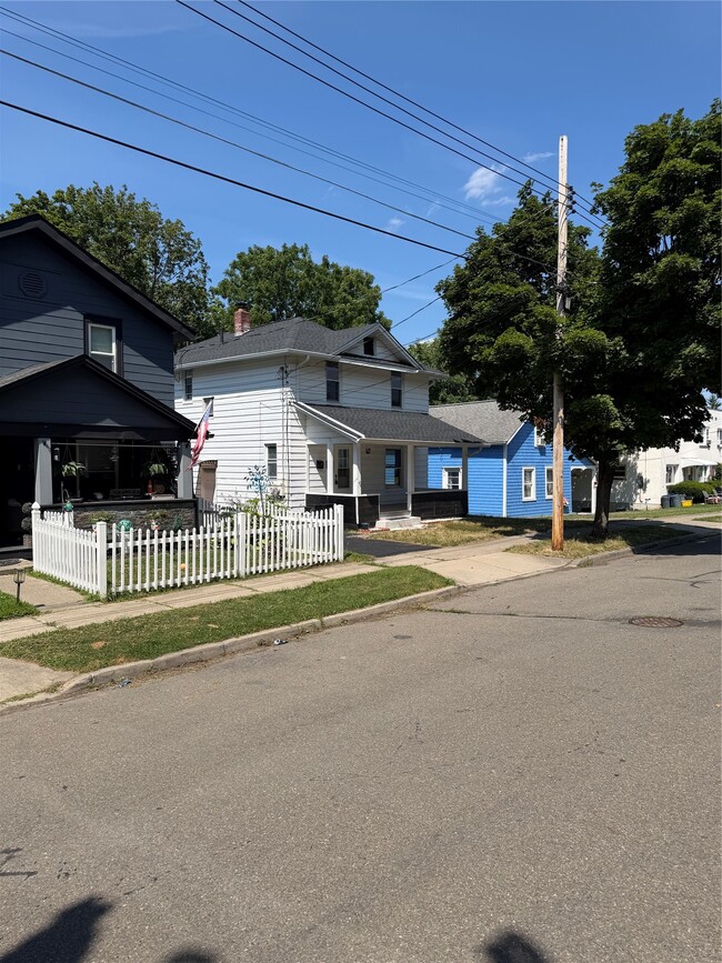 Building Photo - 207 Prospect St