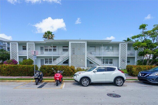 Building Photo - 2195 Bay Dr
