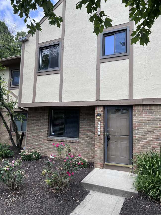 Building Photo - 3240 Brookview Way
