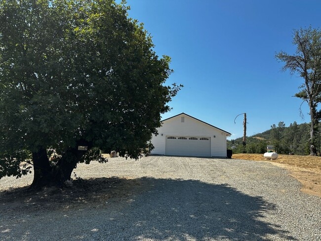 Building Photo - Country Living Home