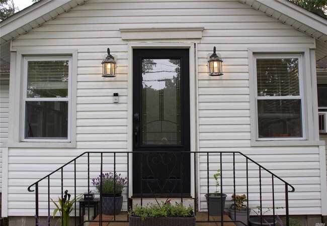 Building Photo - 92 Cedar Dr