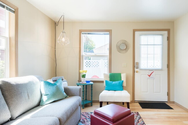 Building Photo - Adorable 1 Bed 1 Bath Cottage, 2 Blocks From Greenlake!