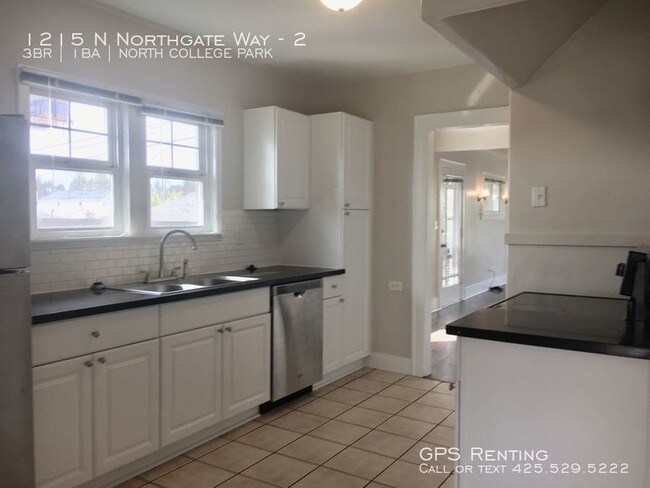 Building Photo - Commute Friendly, Remodeled, Top Floor Unit