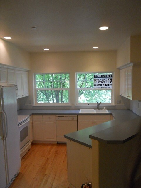 Foto del edificio - DUPONT! 3 BEDROOM 2.5 BATH CONDO WITH 2 CA...