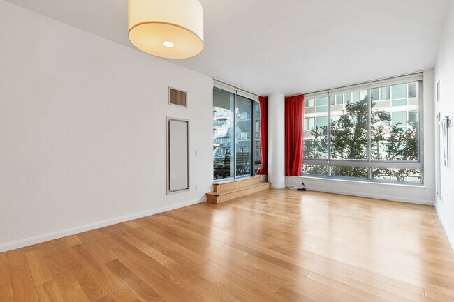 Building Photo - Luxury 2BR/2BA w/Balcony!
