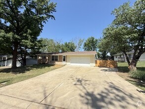 Building Photo - 2 Martin Ln