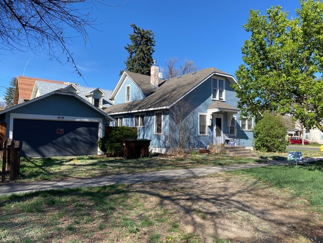 Building Photo - STUDENTS WELCOME! Quaint Single-Family Hom...