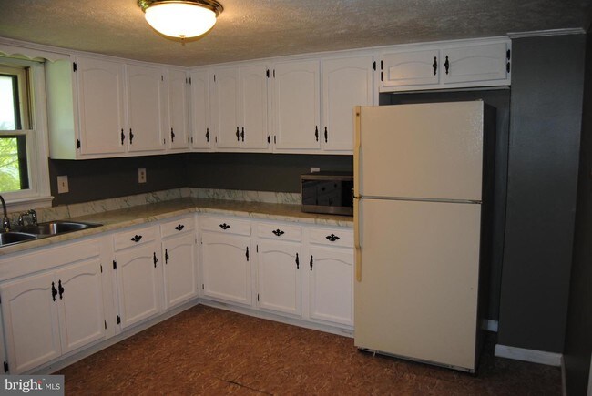 Building Photo - 86 Beamer Ln