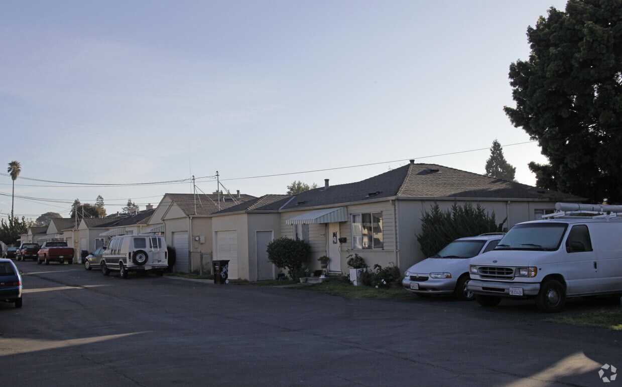 Building Photo - Hesperian Court