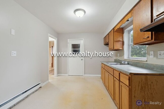 Building Photo - 185 Mettler St