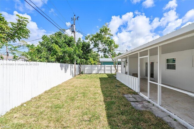 Building Photo - 3 br, 2 bath House - 3963 NW 18th Ave # 3963