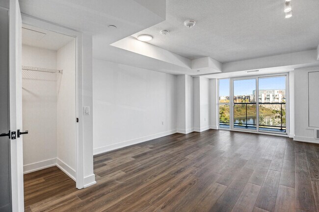 Photo du bâtiment - VERY SPACIOUS  bachelor unit (550 sq ft)