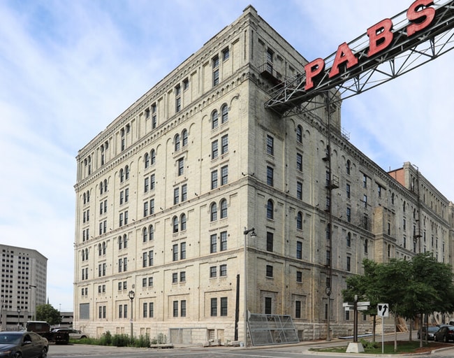 The Malt House 1009 W Juneau Ave Milwaukee, WI Apartments for Rent