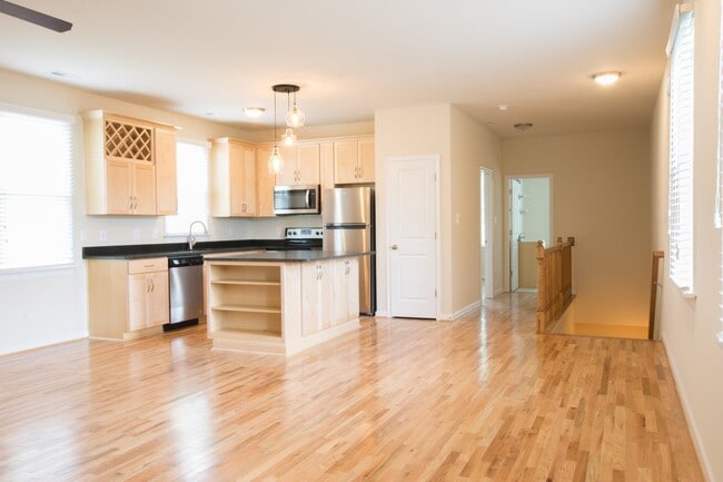 Building Photo - 966 Pink St