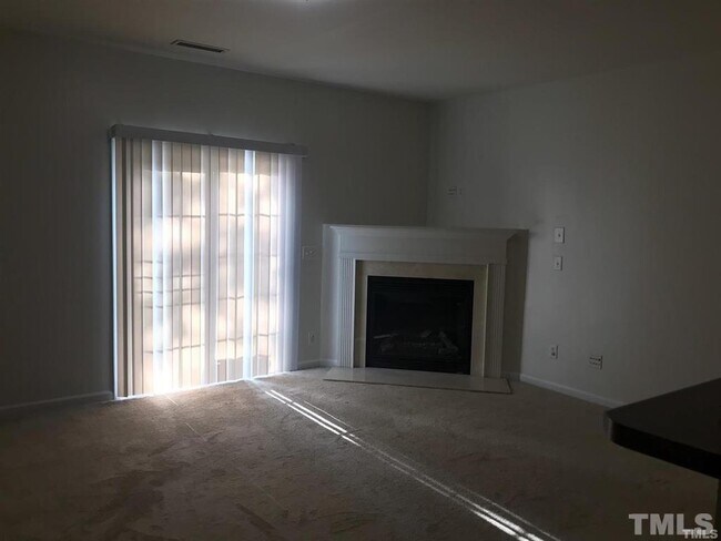 Foto del edificio - 216 Hampshire Downs Dr