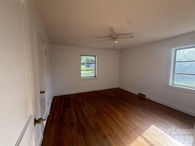 Foto del edificio - 1203 Hibriten Dr SE