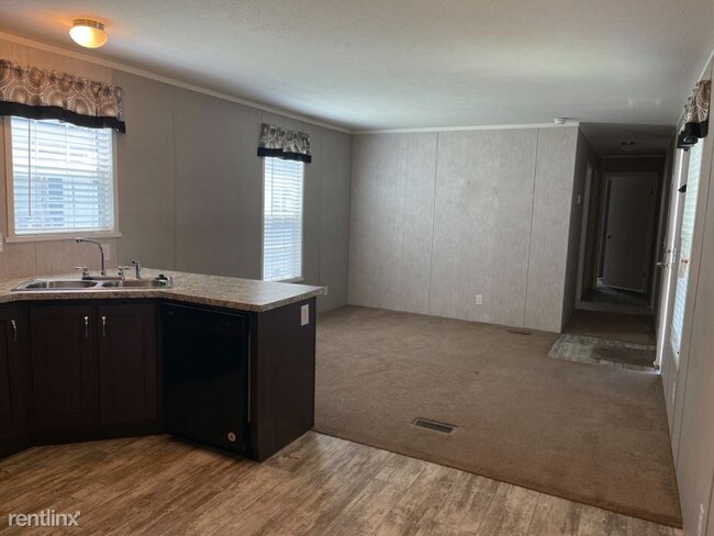 Building Photo - 3 br, 2 bath Mobile Home - 45 W Manor St
