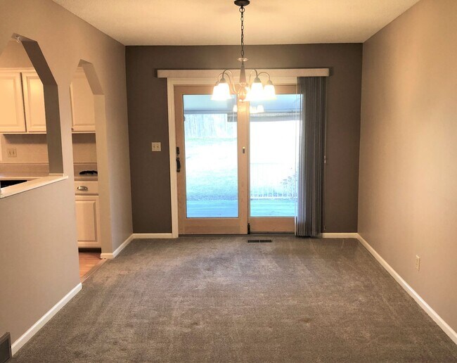 Foto del edificio - 4 Bed, 2 Bath House with 2-Car GARAGE!!
