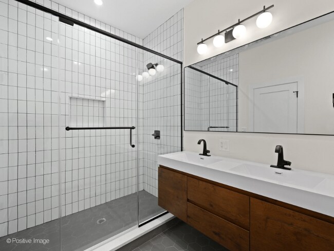 Foto del edificio - 2142 N Maplewood Ave