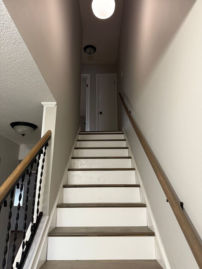 Foto del edificio - Beautiful 2 Bedroom 1.5 Bath townhome Clos...