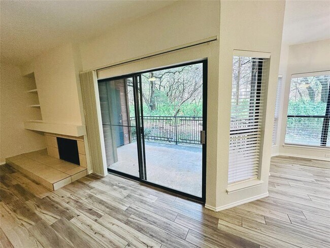 Foto del edificio - 4711 Spicewood Springs Rd