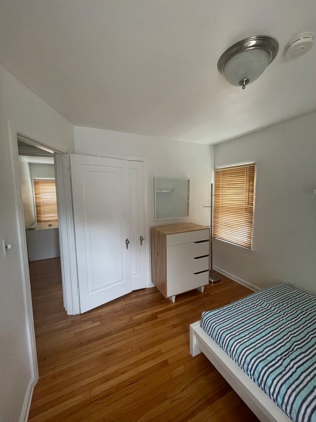 Ground Level Bedroom - 118 S Vermont Ave