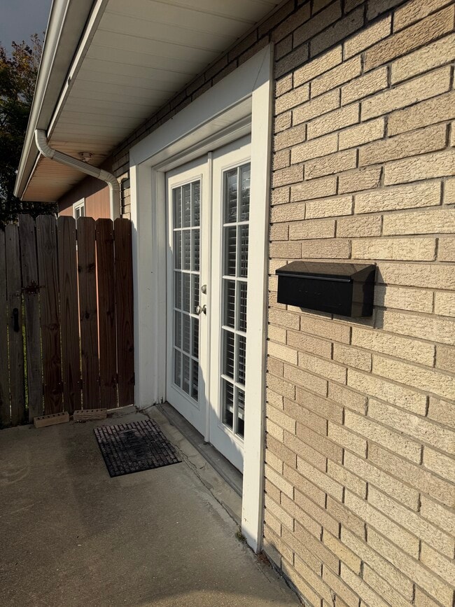 Private entrance - 2912 Delille St