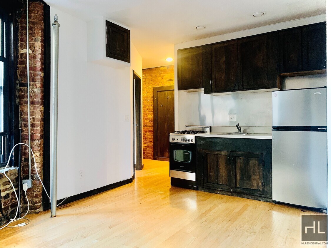Primary Photo - Great 3 bedroom apartment on East 11th Str...