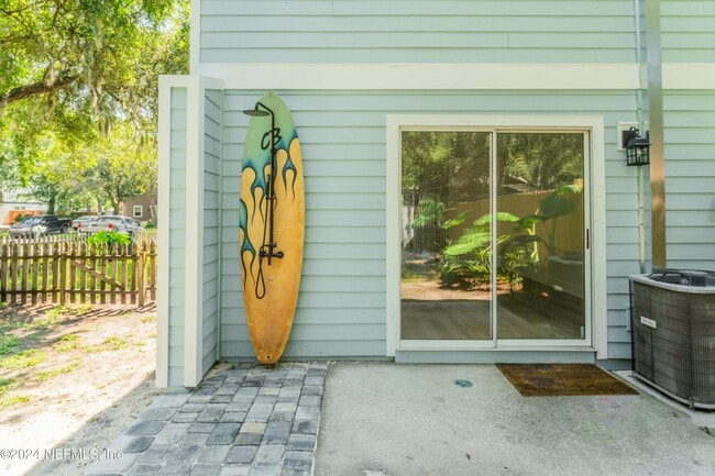 Building Photo - 798 Main St