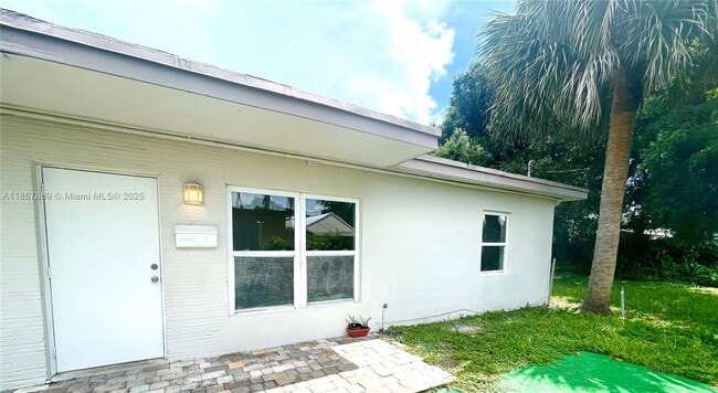 Building Photo - 1004 SW 24th Ave