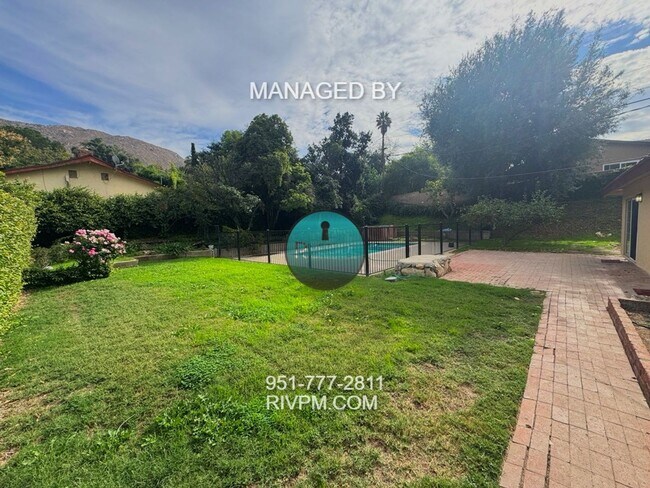 Foto del edificio - Charming Riverside Pool Home!