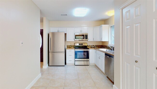 Building Photo - 2105 N Red Cedar Cir