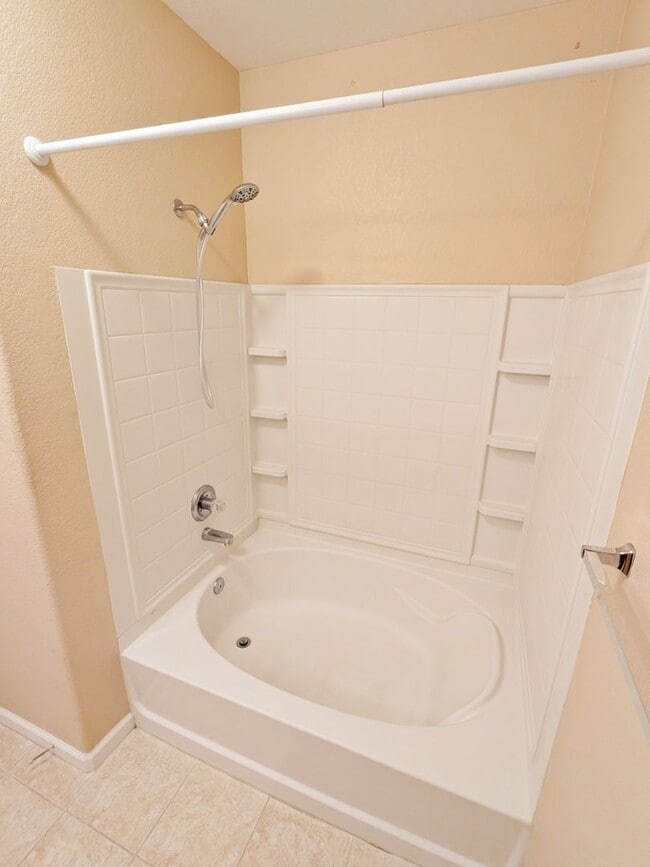 Foto del edificio - 2 Bedroom 2 Bath 2 Car Garage Condo in Braodmore Area