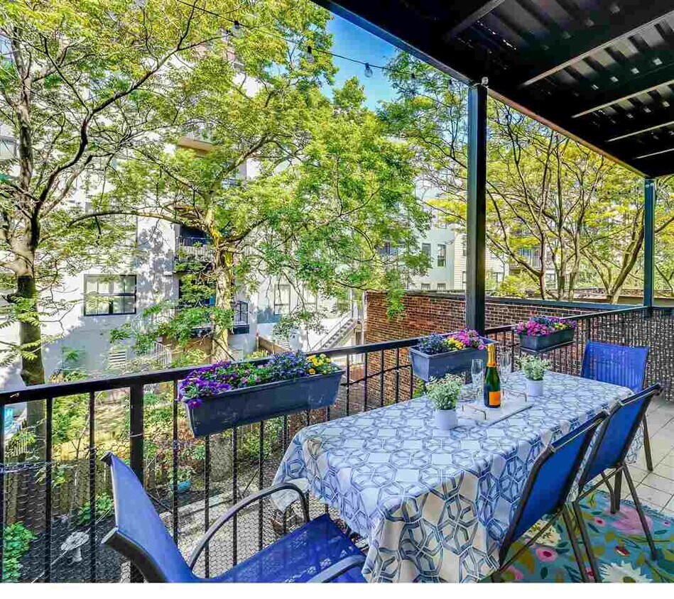Primary Photo - 114 Jackson St