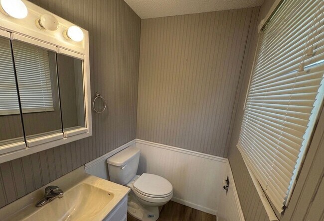 Building Photo - Charming 3-bedroom Home in Wamego close to West Elementary School