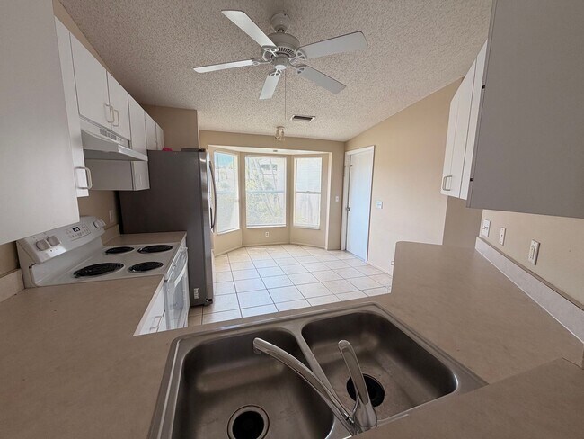 Foto del edificio - 2423 Pinehurst St