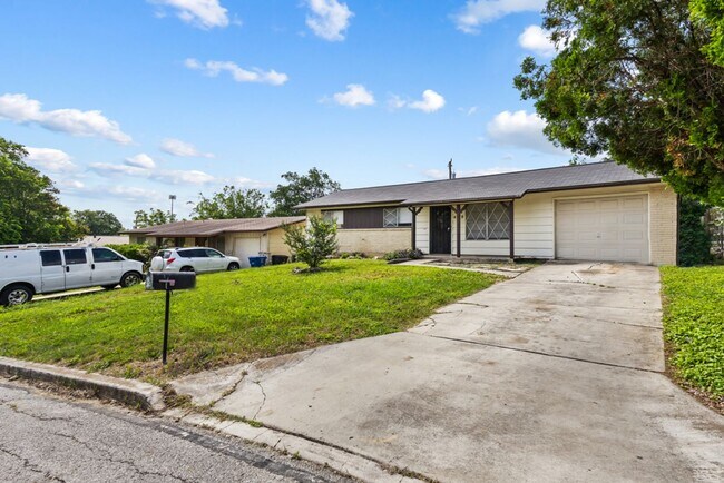 Foto del edificio - 3 Bedroom/1 Bath Garden CT East/Sungate Subdivision