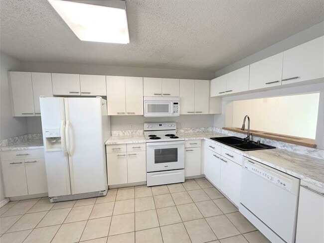 Building Photo - ** VILLAGES AT EMERALD LAKES ** 2 BED / 2 ...