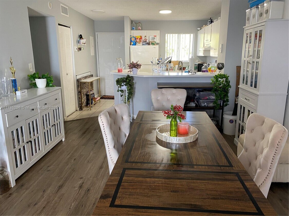 Foto principal - 8710 N Sherman Cir