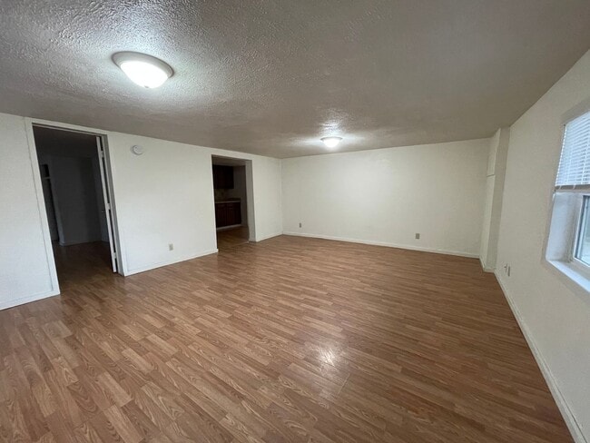 Foto del edificio - 2 Bedroom Downstairs Apartment in Winston